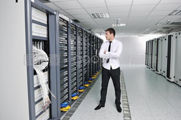 数据中心服务器室的年轻用户 网络商务信息服务的未来驱动力